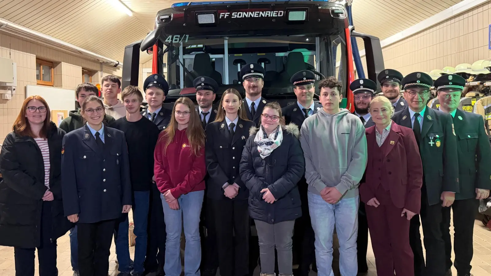 KBM Stefan Sattich (r.), 2. Bürgermeisterin Gabi Wittleben (vorne rechts) zusammen mit der Feuerwehrführung und den erfolgreichen Teilnehmern an Wissenstest und Jugendspange. (Bild: Max Prechtl)