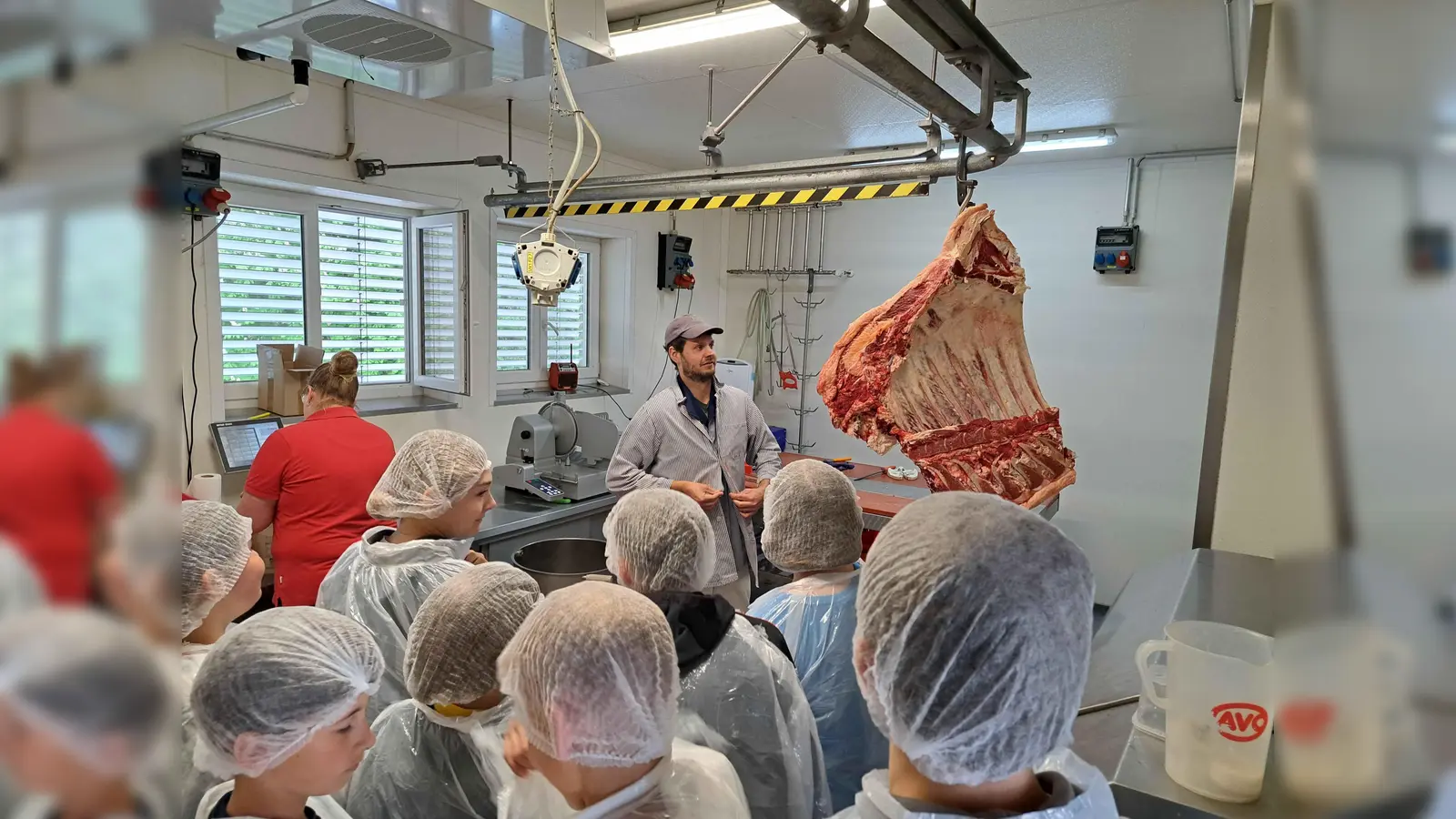 Siebtklässler der Fichtelnaabtal-Mittelschule Ebnath-Neusorg erkunden das Metzgerhandwerk beim Familienunternehmen Weiß in Pullenreuth. (Bild: Philipp Lippert)