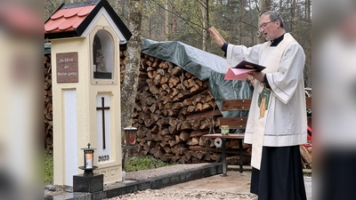 Pfarrvikar Christian Preitschaft weiht das neue Marterl. (Bild: Marianne Moosburger)