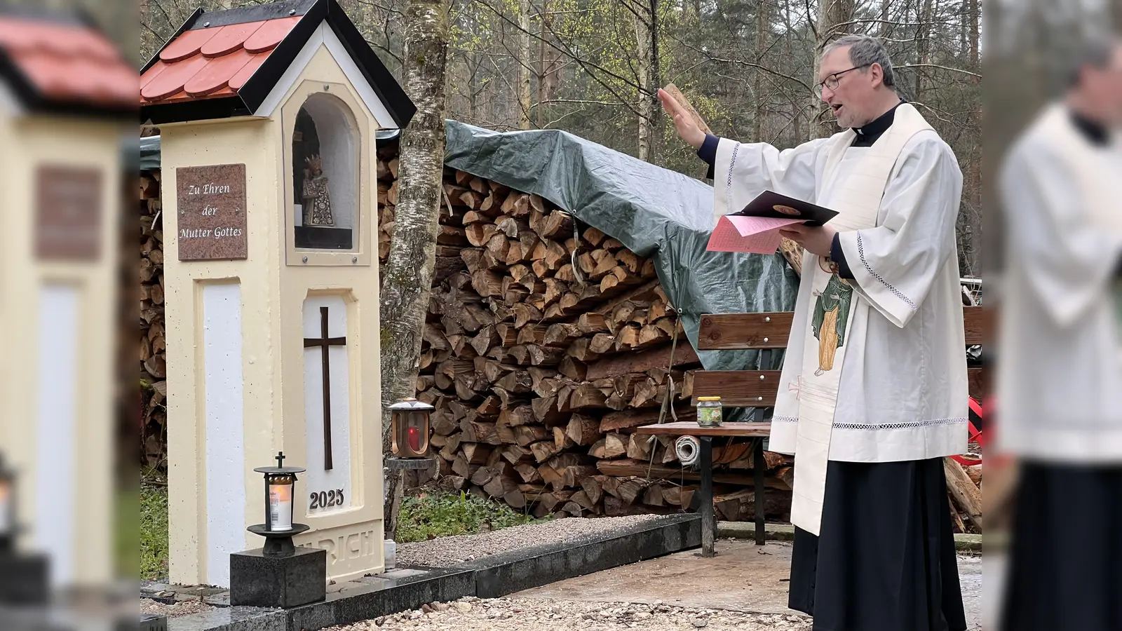 Pfarrvikar Christian Preitschaft weiht das neue Marterl. (Bild: Marianne Moosburger)