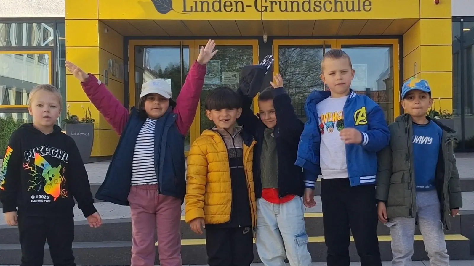 Vorschulkinder des Johanniter-Kindergartens „Wichtelvilla” stehen vor der Lindenschule. (Bild: Vanessa Weber)