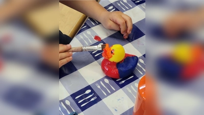 Spaß beim Enten dekorieren (Bild: Matthias Becker)