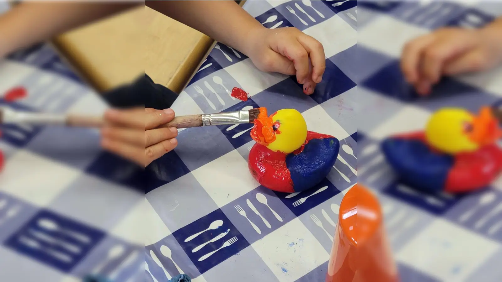 Spaß beim Enten dekorieren (Bild: Matthias Becker)