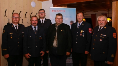 Bei der Inspektionsversammlung des Bereichs 3 wurden Eberhard Luber (2.v.r.) mit dem Ehrenkreuz in Silber und Dieter Dehling (3.v.r.) mit der Stecknadel in Gold des Kreisfeuerwehrverbandes geehrt. (Bild: Florian Schlegel)
