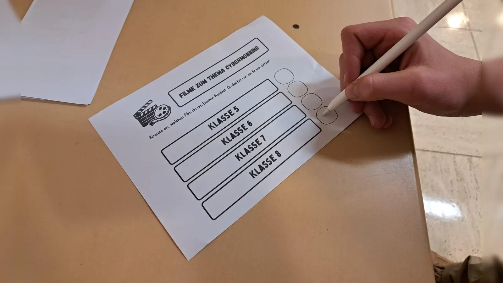 Eine Stimme konnte für einen der vier Beiträge vergeben werden (Bild: Hans Walter)