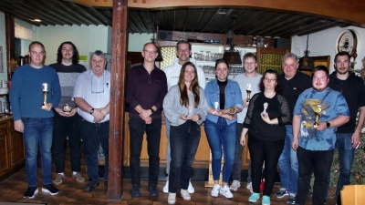 Die Sieger der verschiedenen Klassen zusammen mit den Pokalspendern (von links): Florian Hollederer, Stefan Pesel, Josef Lutter, Roland Sperber, Bürgermeister Roman Berr, Lara Söhnlein, Isabell Ott, Christoph Pirner, Birgit Stollner, Gerhard Pirner, Maximilian Vogel, Oliver Niebler. (Bild: Leonhard Ehras)