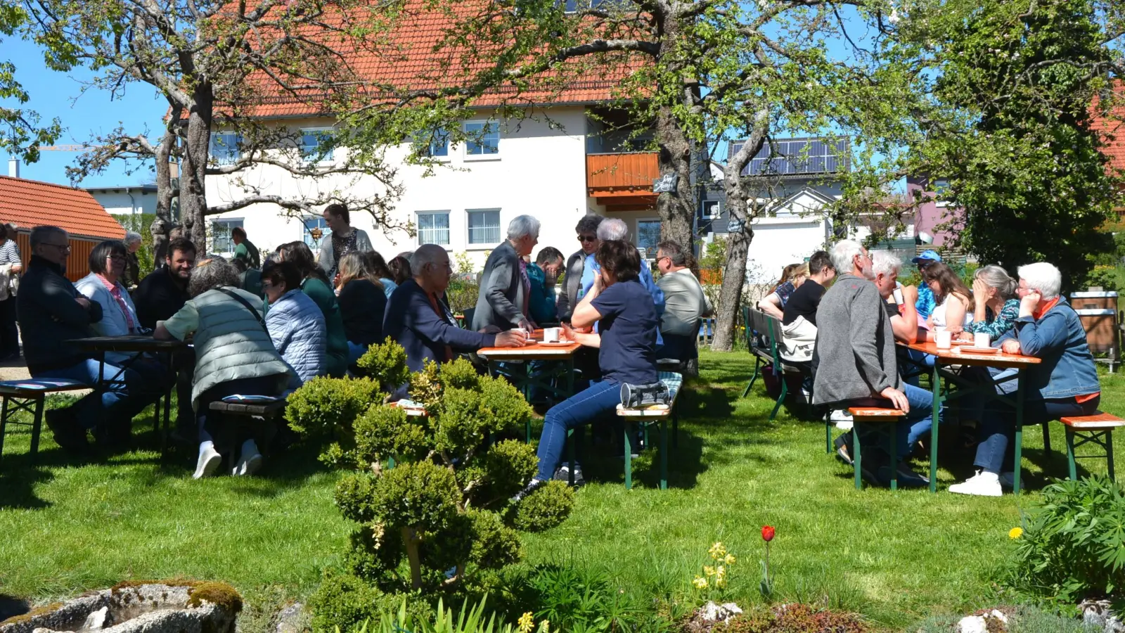 Bestens besucht war am 1. Mai der Reslgarten in Konnersreuth, die Besucher genossen die Blumenpracht und das herrliche Wetter, sowie Kaffee und Kuchen. (Bild: Josef Rosner)