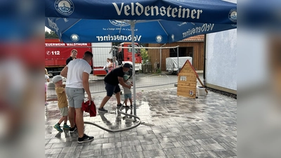 Viel Spaß hatten die Kinder beim „Löschen” eines brennenden Hauses. (Bild: Tanja Pflaum )