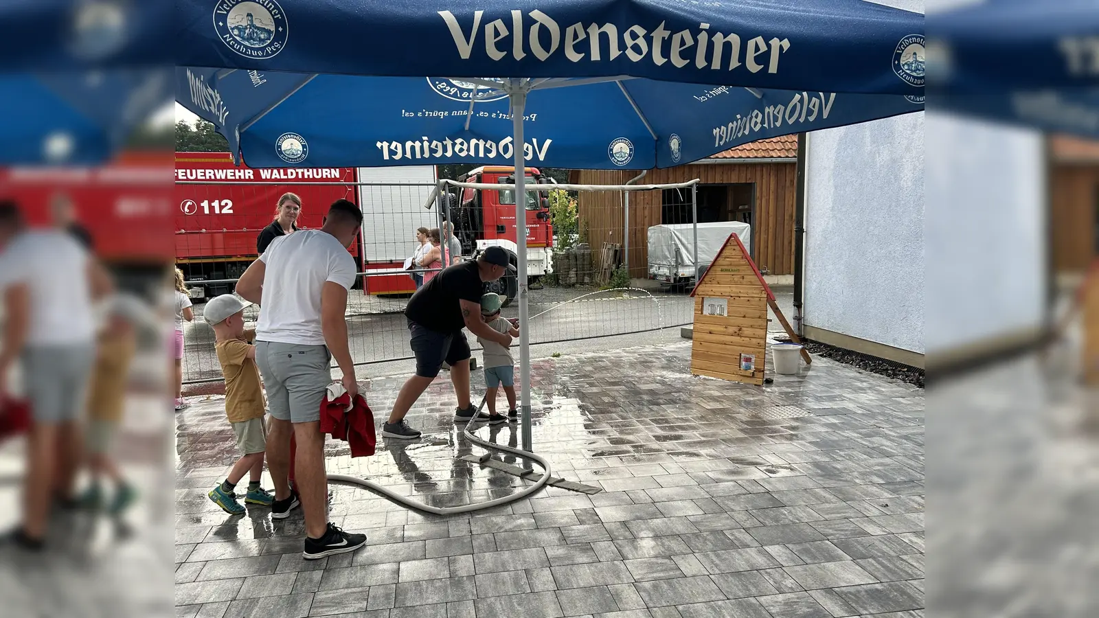 Viel Spaß hatten die Kinder beim „Löschen” eines brennenden Hauses. (Bild: Tanja Pflaum )