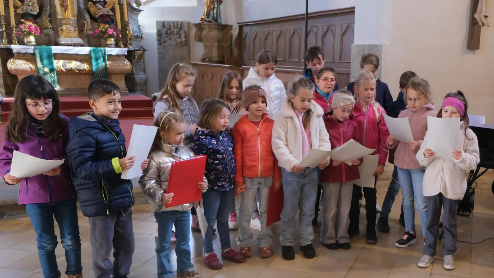 Mit ihren Gesangsbeiträgen erntete der Kinderchor Amicante aus Waldthurn reichen Beifall bei den Flosser Senioren des Klub 70. (Bild: Fred Lehner)