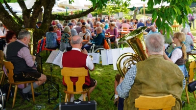 Es passt alles beim Pfarrfest von St. Johannes: Ideales Wetter, stimmungsvolle Musik, tolle Atmosphäre. (Bild: Alois Schröpf)
