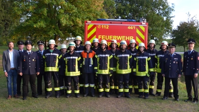 Die Freiwillige Feuerwehr Tröbes mit Kommandant Johann Neuber kann sich über zwei neue gut ausgebildete Truppen freuen. Dazu gratulierte das Prüfungsteam sowie Bürgermeister Armin Bulenda (links) und Vorsitzender Sebastian Sperl (rechts). (Bild: Peter Garreiss)