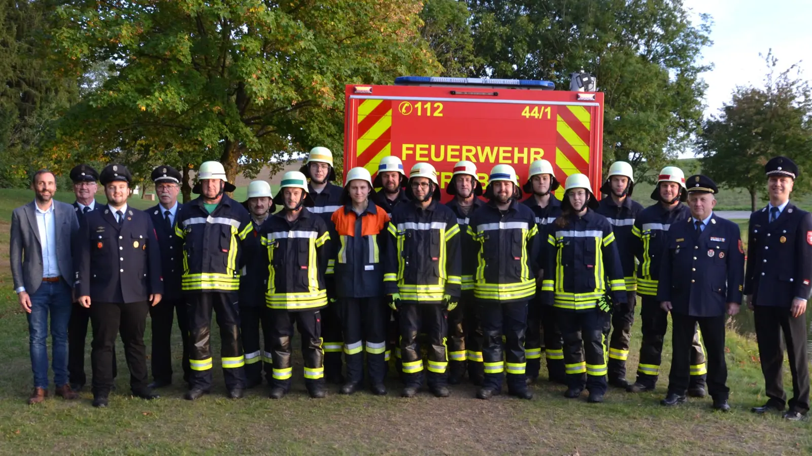 Die Freiwillige Feuerwehr Tröbes mit Kommandant Johann Neuber kann sich über zwei neue gut ausgebildete Truppen freuen. Dazu gratulierte das Prüfungsteam sowie Bürgermeister Armin Bulenda (links) und Vorsitzender Sebastian Sperl (rechts). (Bild: Peter Garreiss)
