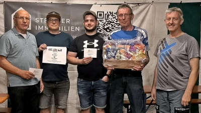 Die Sieger und Platzierte freuten sich über die ersten Preise, von links: Alfred Pechtl, Markus Raab, Markus Sollfrank, Siegfried Maier und 2. Vorsitzender Ossi Zahn. (Bild: Reinhard Kreuzer)