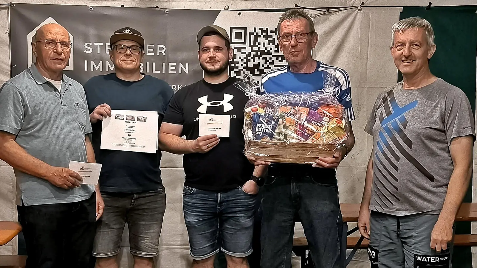 Die Sieger und Platzierte freuten sich über die ersten Preise, von links: Alfred Pechtl, Markus Raab, Markus Sollfrank, Siegfried Maier und 2. Vorsitzender Ossi Zahn. (Bild: Reinhard Kreuzer)