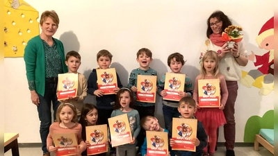 Die Vorschulkinder der Kita St. Barbara, Sorghof feiern den Abschluss ihres Englisch-Kurses. Kitaleiterin Agnes Strobl (links) dankt der Kursleiterin Eva Lange (links) mit einem Blumengruß. (Bild: Rosi Hasenstab)