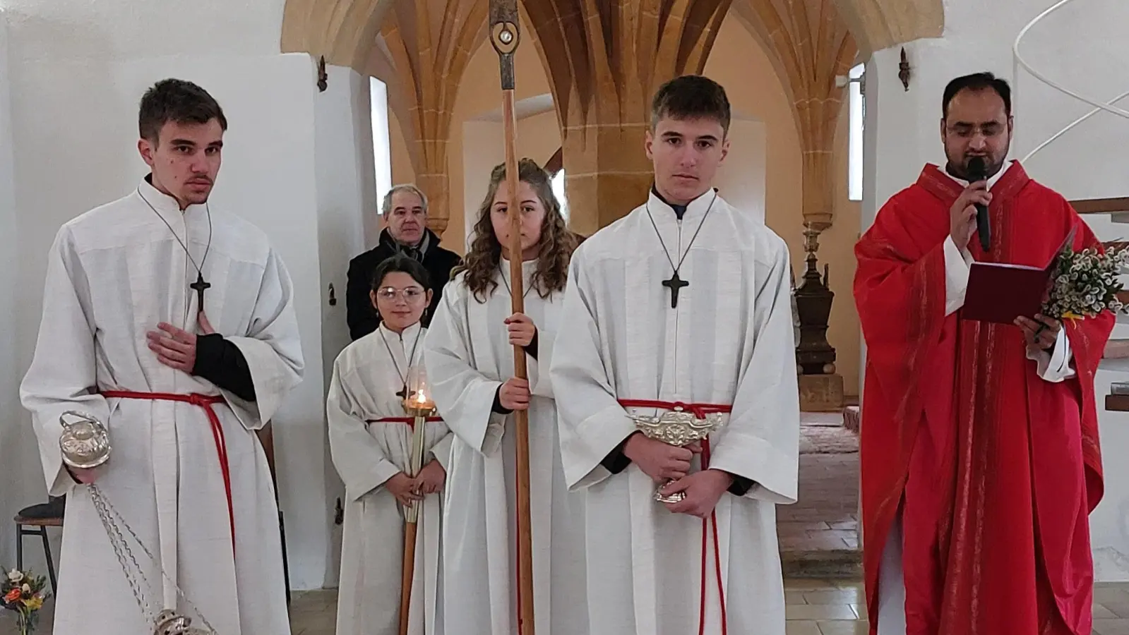 Weihe der Palmzweige in der Klosterkirche Sankt Petrus in Kastl durch Pfarrvikar Rajesh Yeruva (Bild: Theresia Otterbein)