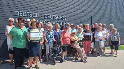 Die teilnehmenden Seniorinnen und Senioren vor dem neuem Museumsgebäude. (Bild: Monika Grötsch)
