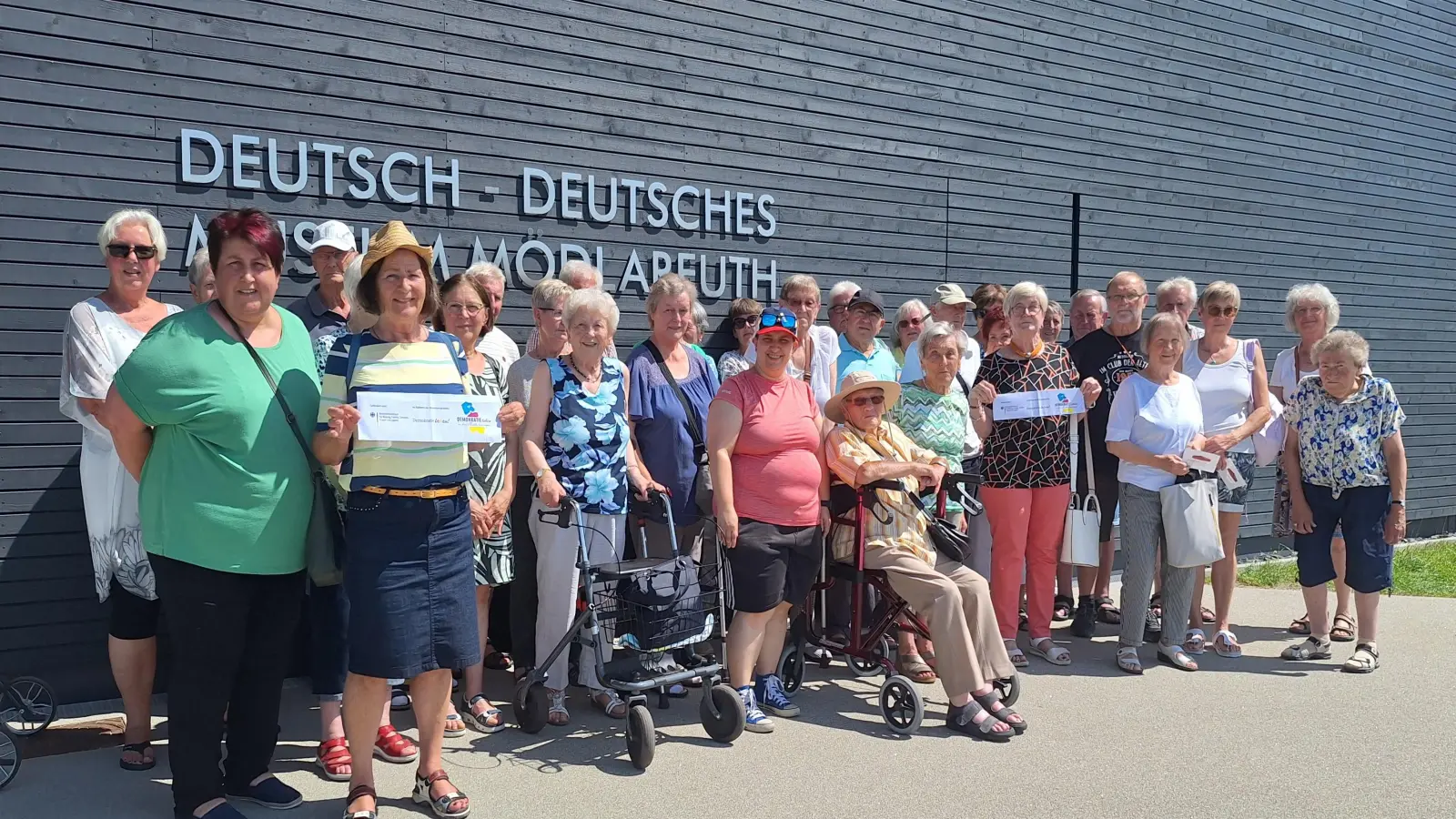 Die teilnehmenden Seniorinnen und Senioren vor dem neuem Museumsgebäude. (Bild: Monika Grötsch)