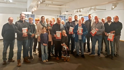 Mit im Bild: Alle Beteiligten und Kalender-Austräger, sowie unser Landratskandidat Muhammet Dal (5. v.r.) (Bild: Gerhard Greim)