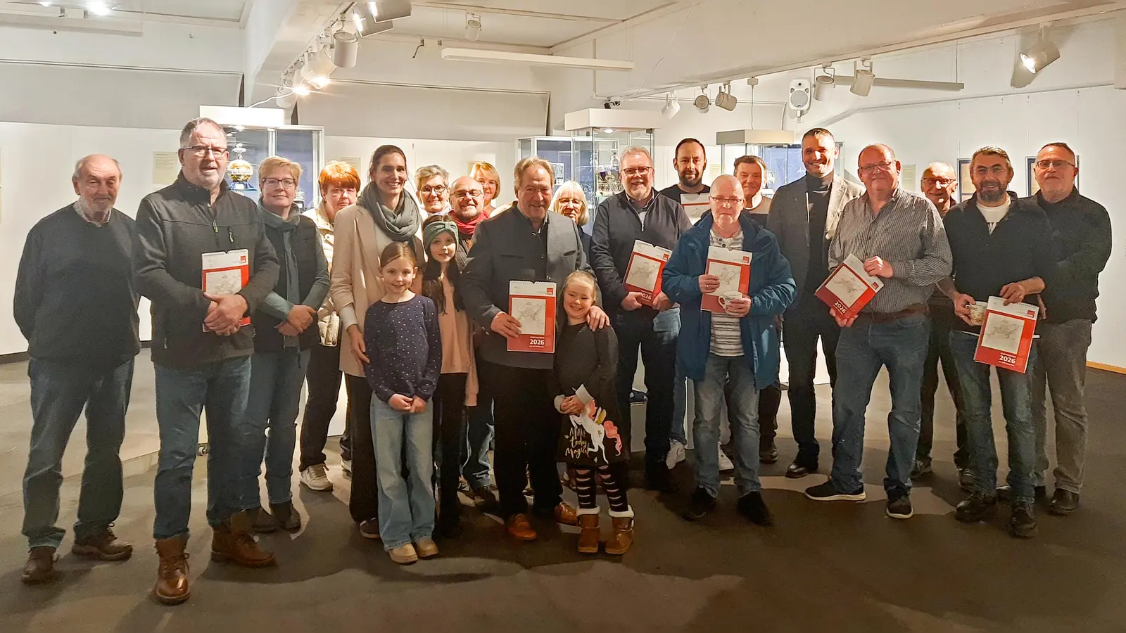 Mit im Bild: Alle Beteiligten und Kalender-Austräger, sowie unser Landratskandidat Muhammet Dal (5. v.r.) (Bild: Gerhard Greim)