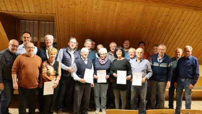 Alle anwesenden Jubilare gab es im Anschluss eine Brotzeit (Bild: Rudi Gruber)
