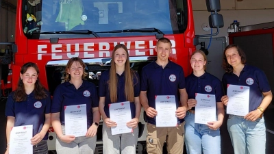 Die neuen First Responder von links nach rechts: Zagel Hanna, Reichenberger Pia, Ertl Jana, Glöckner Simon, Kellner Sarah, Conrads Lea. (Bild: Manfred Rupprecht)