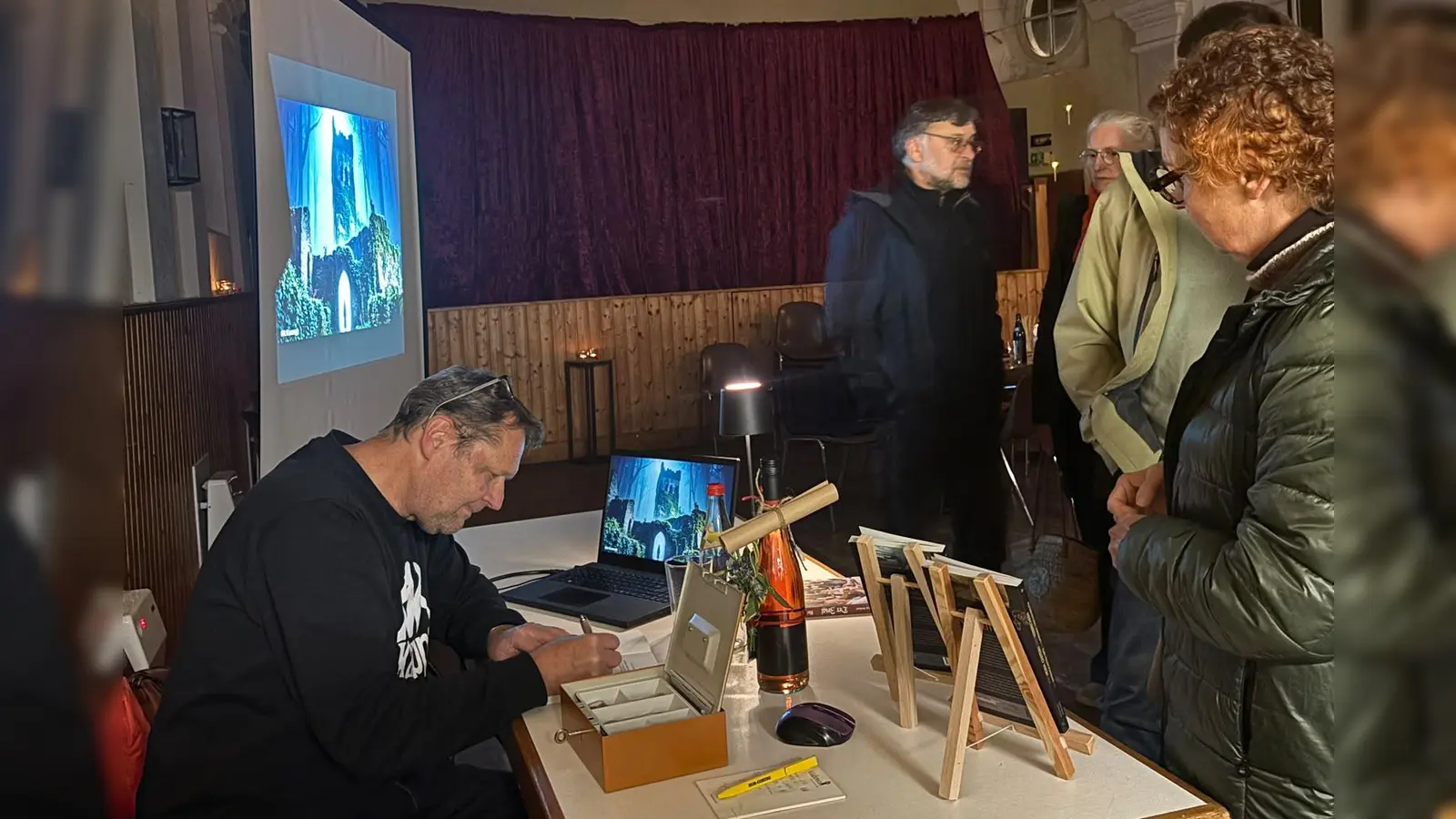 Beim Kolpingtreff im Gesellenhaus las Wolfgang Benkhardt aus seinen zwei Büchern „Von Hexen, Geistern und Verbrechern” vor. Wer wollte, konnte sich sein Buch signieren lassen.  (Bild: Karolin Frank)