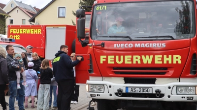 Die Mitfahrten im LF-20 der Feuerwehr Rieden waren für die Kinder und Eltern der Renner. (Bild: Michael Rabenhofer)