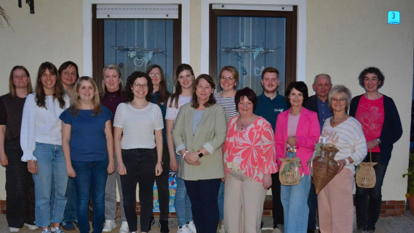 Die neu gewählte Vorstandschaft des SV Etsdorf sowie die scheidenden Mitglieder von links nach rechts: Friedl Franziska, Lippert Sophie, Schatz Johanna, Schmidl Elisabeth, Birner Heike, Bauer Kathrin, Schwarz Bettina, Hierl Victoria, Birner Marianne, Koch Magdalena, Preitschaft Sandra, Preitschaft Daniel, Haller Michaela, 2. Bürgermeister Weiß Franz, Allwang Maria und Schlosser Adelheid (nicht am Bild Bauer Jessica, Bauer Martin und Kohl Katharina). (Bild: Schorner Johann)