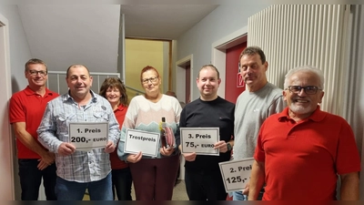 Die Preisträger des Schafkopfrennens. In den roten Hemden von links nach rechts: Klaus Wirth, Gabi Pittroff, Alfred Wulfänger (Bild: Dagmar Gebhardt)