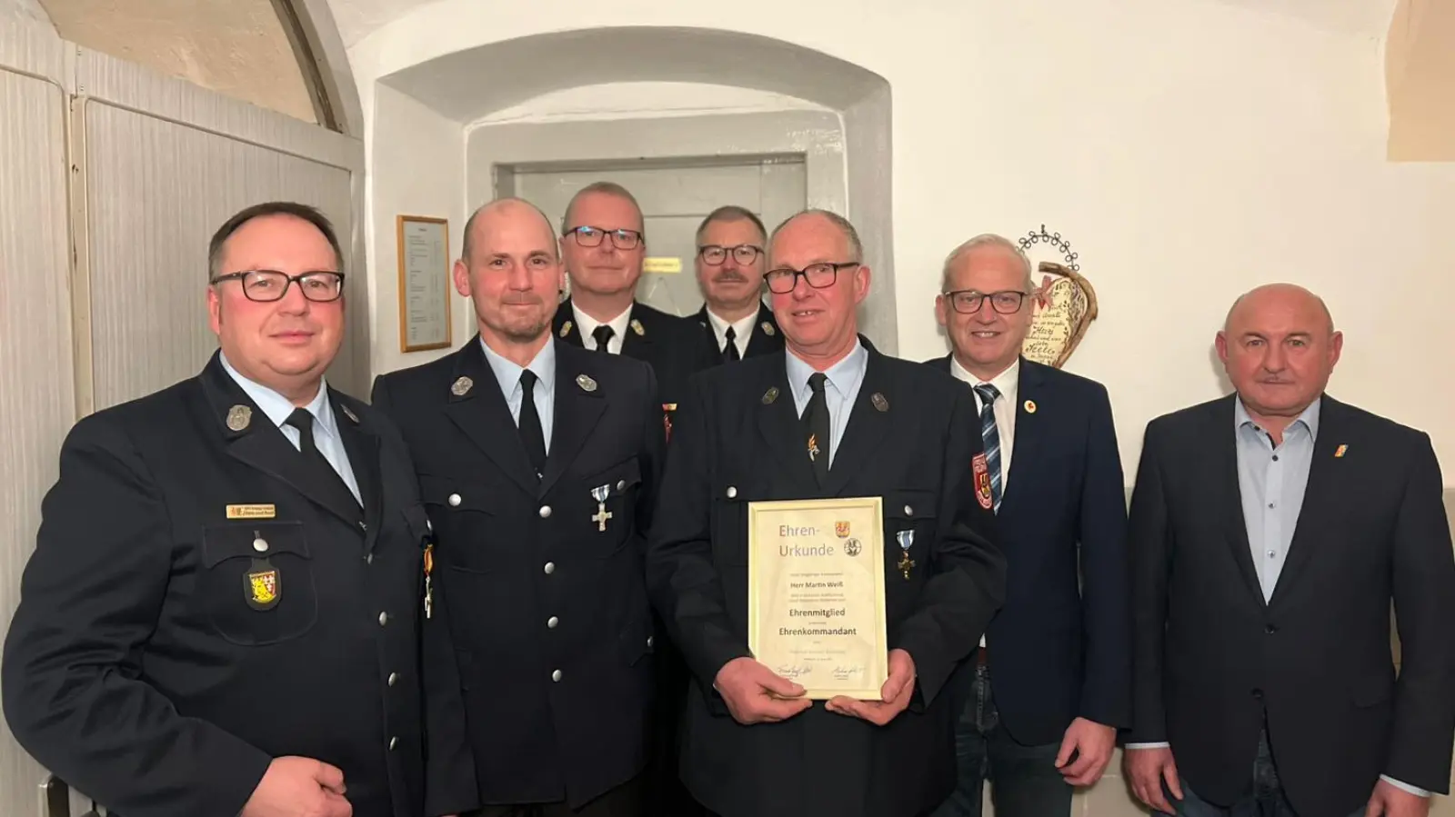 Vordere Reihe von links: Vorsitzender Franz-Josef Rauch, neuer Kommandant Markus Weiß, neuer Ehrenkommandant Martin Weiß, Bürgermeister Bernhard Lindner, HKA-Vorsitzender Georg Götz Hintere Reihe von links: Kreisbrandrat Christof Strobl, Kreisbrandmeister Thomas Wiesent.  (Bild: Martin Weiß)