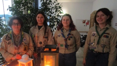 Pfadfinderinnen der Gemeinde Ammersricht brachten das Friedenslicht ins Caritas-Altenheim Marienheim. (Bild: Daniela Donhauser)