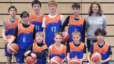 Das Team des Johann-Andreas-Schmeller-Gymnasiums Nabburg: stehend: Tim Reger, Felix Kraus, David Conrad, Nils Heldmann, Lorenz Lang, Trainerin Barbara Meier; knieend: Falk Lindner, Felix Hertl, Timo Bäuml, Andreas Wolfrum. (Bild: Augustin Birner)