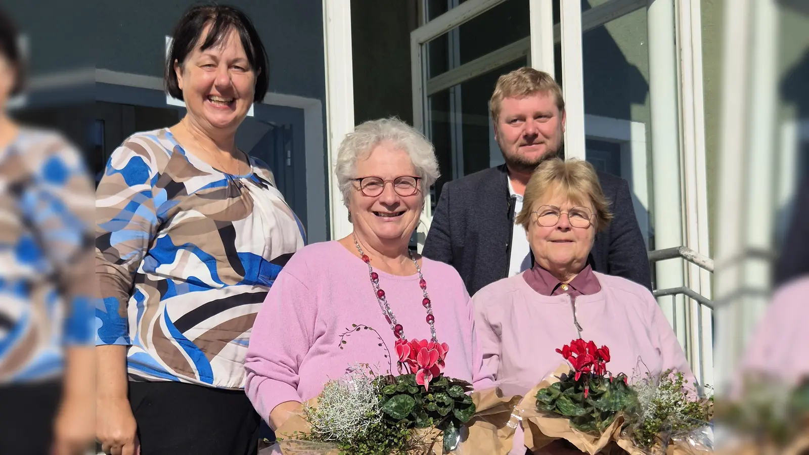 FU -Vorsitzende Annett Kamm gratuliert gemeinsam mit CSU-Ortsvorsitzenden Dominik Baschnagel, <br>Dr. Gabriele Hagemann (vorne links) und Elisatbeth Weiss (vorne rechts), anlässlich eines Kirwa- Frühstücks im Cafe „Gschmiert” zum Geburtstag. (Bild: Annett Kamm)