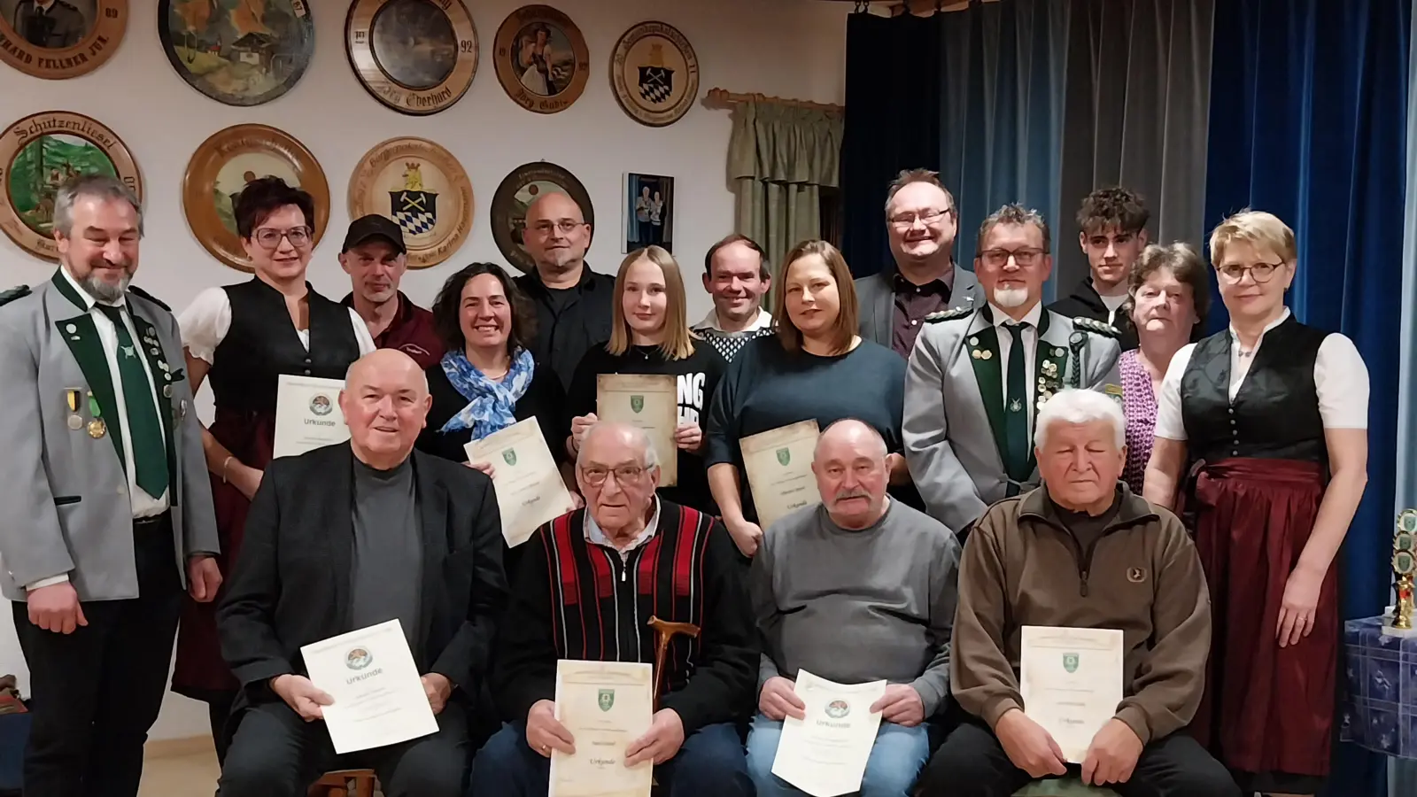 Die geehrten Vereinsmitglieder mit 1. Schützenmeister Manfred Rauscher (5. v. re.), 1. Bürgermeister Uwe König (6. v. re.) und 2. Schützenmeister Markus Götz (links). (Bild: Karin Ertl)