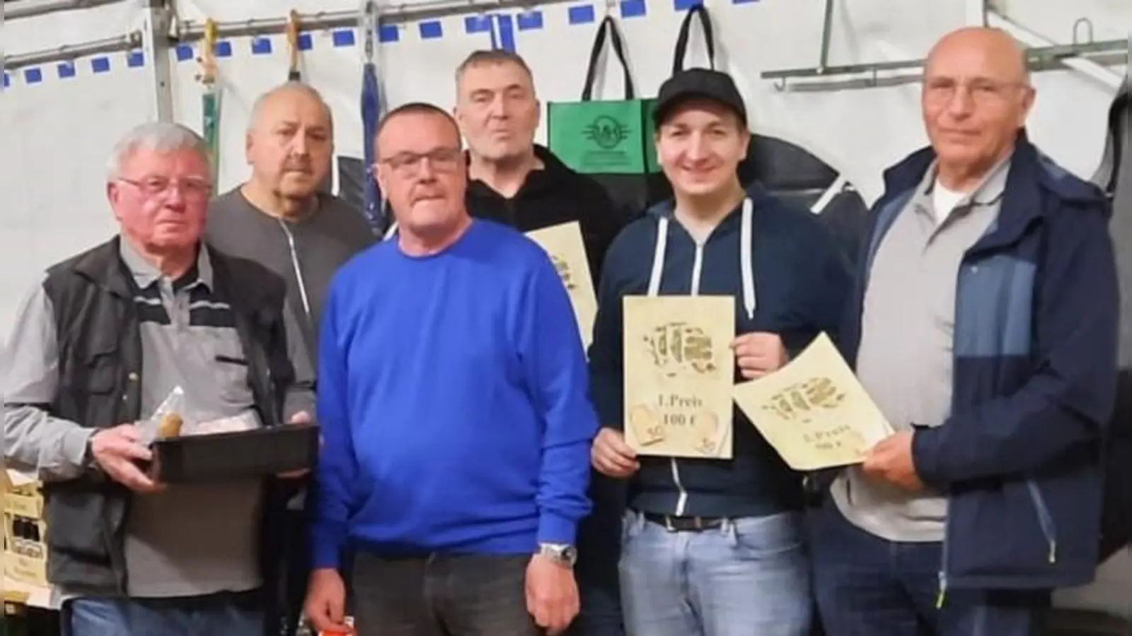 Die strahlenden Gewinner des Preisschafkopfs: Die drei Erstplatzierten Daniel Hollweck, Alfred Prächtl, Siegfried Göllner und der Gewinner des Trostpreises Eugen Wied mit dem Organisator Günter Hartmann. (Bild: Petra Hartmann)