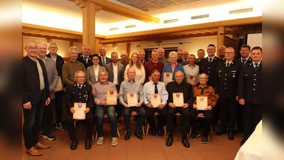 Die geehrten Mitglieder der Feuerwehr Vilshofen im Kreise der Ehrengäste, Bürgermeister Erwin Geitner (l.), der Vereinsvorsitzenden Christoph Hirzinger (ab 5.v.l.), Anton Meier, KBR Christof Strobl, Zweiter Kommandant Josef Piller jun. und Erster Kommandant Thomas Appel (Bild: Michael Rabenhofer )