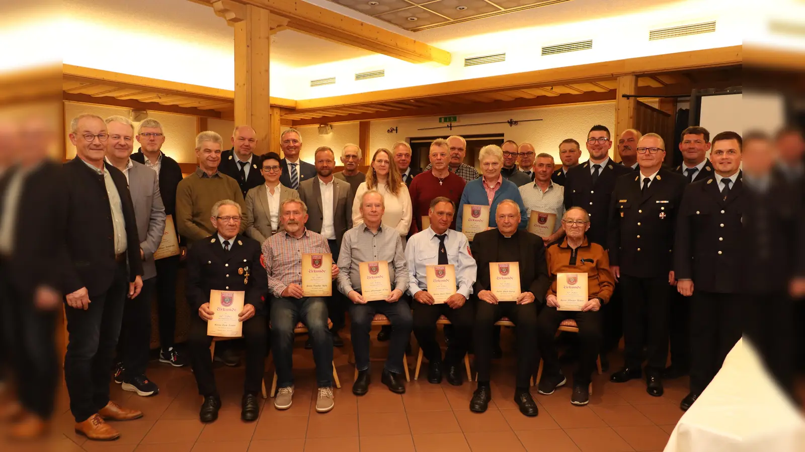 Die geehrten Mitglieder der Feuerwehr Vilshofen im Kreise der Ehrengäste, Bürgermeister Erwin Geitner (l.), der Vereinsvorsitzenden Christoph Hirzinger (ab 5.v.l.), Anton Meier, KBR Christof Strobl, Zweiter Kommandant Josef Piller jun. und Erster Kommandant Thomas Appel (Bild: Michael Rabenhofer )