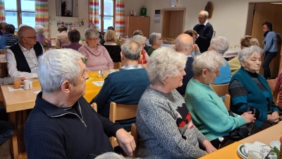 Pfarrer Varghese Puthenchira gab den Pfarrsenioren den Segen Gottes mit auf den Weg ins neue Jahr.. (Bild: Christa  Sternkopf)