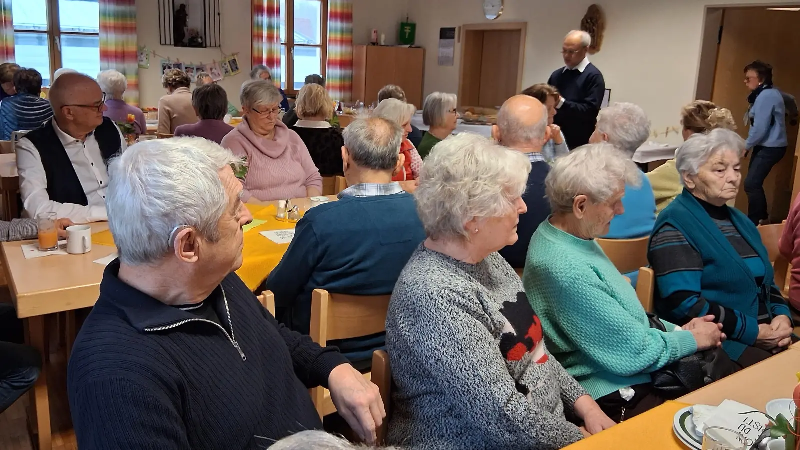 Pfarrer Varghese Puthenchira gab den Pfarrsenioren den Segen Gottes mit auf den Weg ins neue Jahr.. (Bild: Christa  Sternkopf)