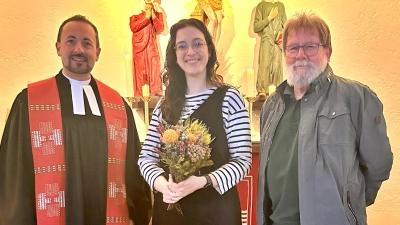 Pfarrer Stefan Fischer und Kirchenvorsteher Ulrich Gerlach begrüßten die neue Mitarbeiterin Carolin Voigt in der Pfarrei (Bild: Heidi Kurz)