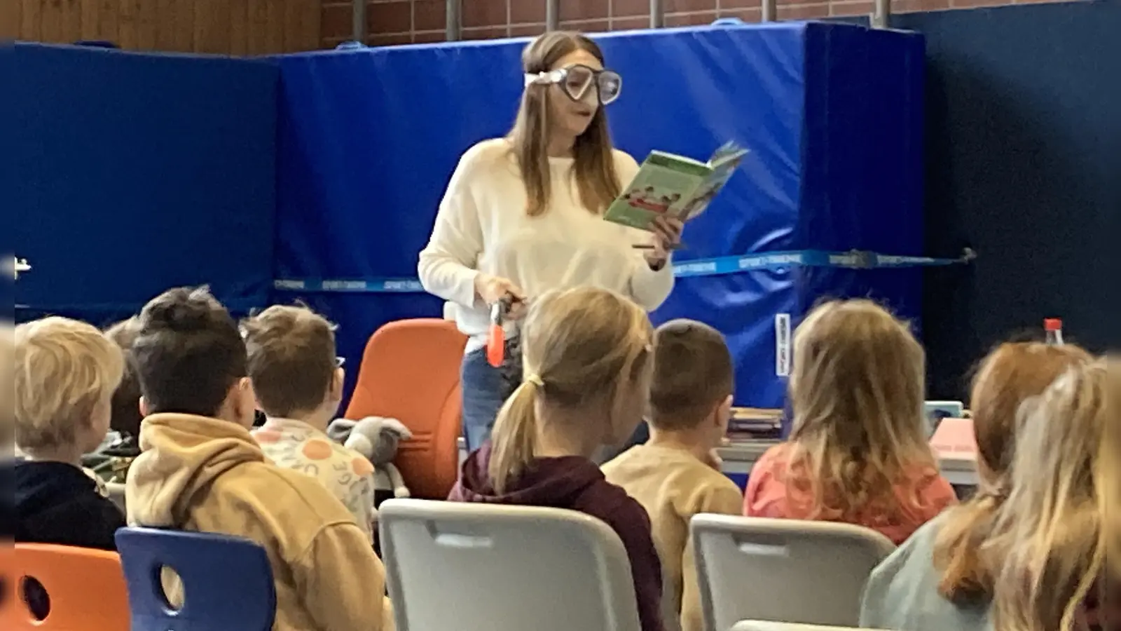 Autorin Petra Bertoli y Eckert liest mit Taucherbrille vor - sehr zum Vergnügen der Kinder. (Bild: Martina Schott)