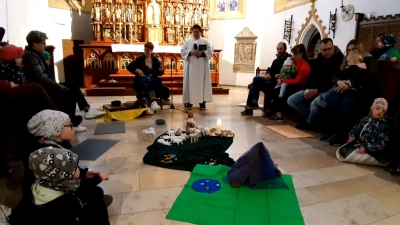 „Vom Suchen und Finden” lautete das Motto der vorösterlichen „Kirche für Kleine”, zu der Barbara Schlosser (Mitte, rechts) und Lisamarie Schmidl (Mitte, sitzend) einluden. (Bild: Lisamarie Schmidl)