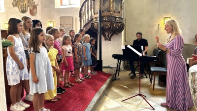 Der Kinderchor bereicherte musikalisch den Gottesdienst zum Beginn des Gemeindefestes. (Bild: Ann-Kathrin Förderreuther)