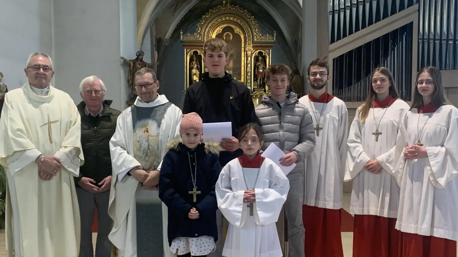 Von links nach rechts: Diakon Dieter Gerstacker, Mesner Hans Schöpf, Pfarrvikar Christian Preitschaft, aus dem Ministrantendienst ausgeschieden Linus Dotzler, Raphael Plankl, Oberministrant Wolfgang Dotzler, Maria Dotzler, Oberministrantin Martina Dotzler. Vorne: neu im Ministrantendienst Luisa Rhein (Atzmannsricht), Marie Kredler (Gebenbach). (Bild: susanne lindner)