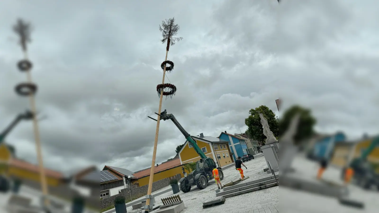 Mit vereinten Kräften und Maschineneinsatz vom Bauhof und 2.Bürgermeister Thomas Kleber wurde der Maibaum gefällt. (Bild: Eva-Maria Procher)