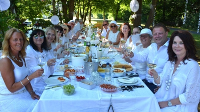 2022 fand das „Diner en Blanc“ zum ersten Mal im Stadtpark in der Parkstraße statt. Am Sonntag, 29. Juni gibt es die erneute Auflage, zu dem die Bevölkerung ganz in Weiß herzlich eingeladen ist. Gemeinsam schlemmen und gute Laune verbreiten ist das Motto dieses Events. Auf großen Besuch freuen sich Andrea Forte (Orgateam) und Bürgermeister Stefan Grillmeier (von rechts).  (Bild: Josef Rosner)