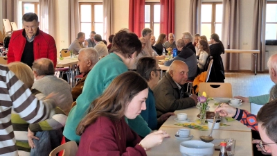 Das Fastensuppenessen ist seit Jahren ein fester Bestandteil im Pfarrleben. Es verbindet Genuss mit einem guten Zweck. Viele Gäste ließen sich die Kartoffelsuppe munden. (Bild: Petra Lettner)
