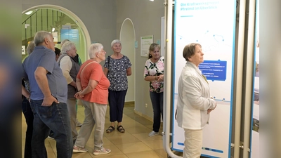 AWO Besuchergruppe im Pumpwerk Reisach, mit Werksführerin Frau Braun (Bild: Michael Welnhofer)